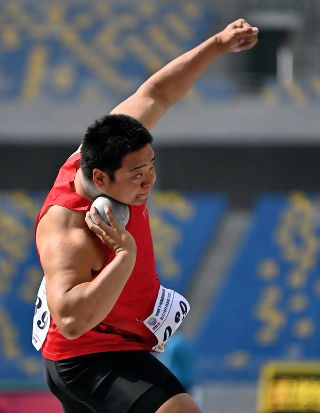 跳高选手改写历史，打破纪录夺金