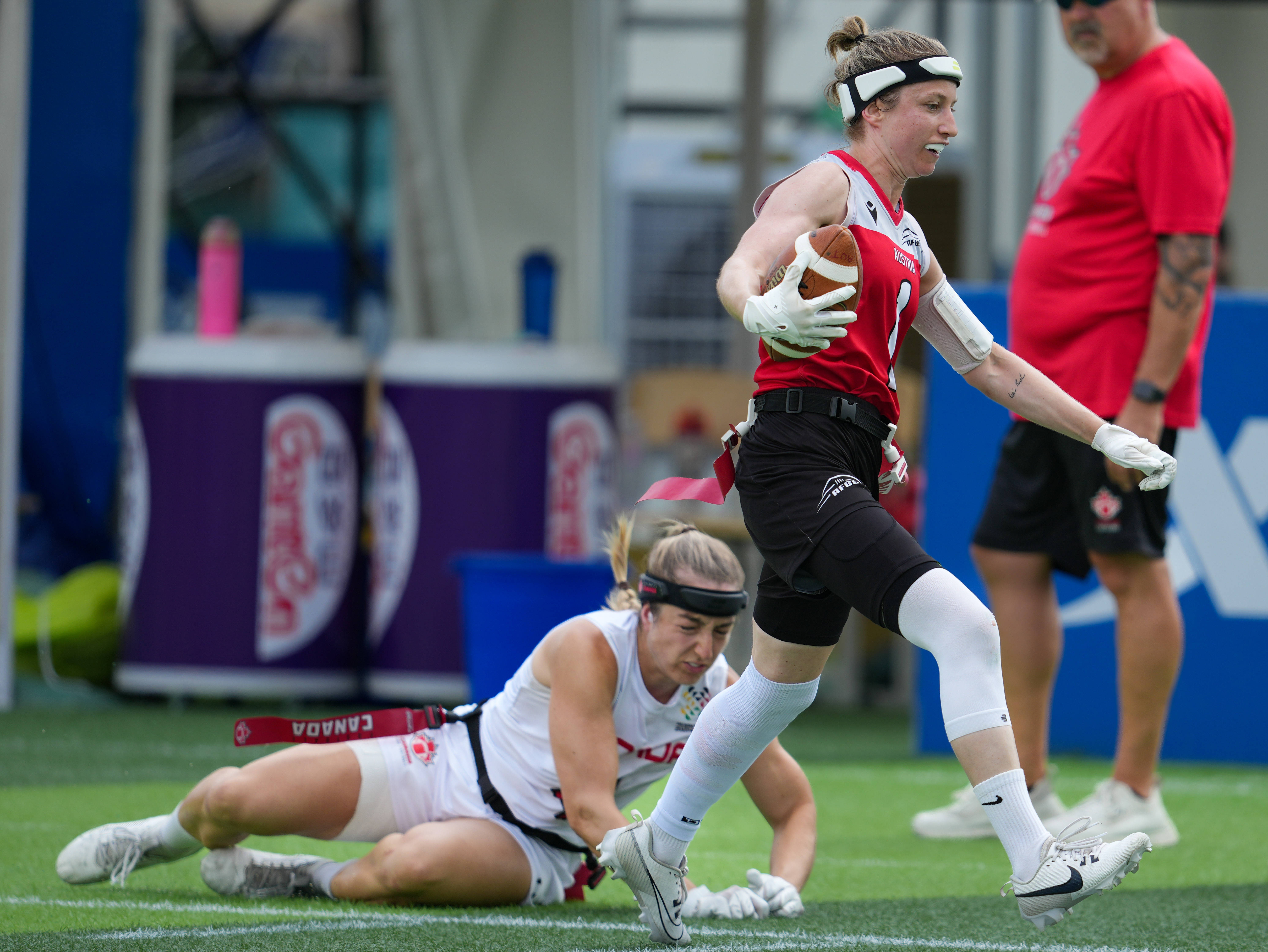 加拿大女子篮球队轻松晋级四强