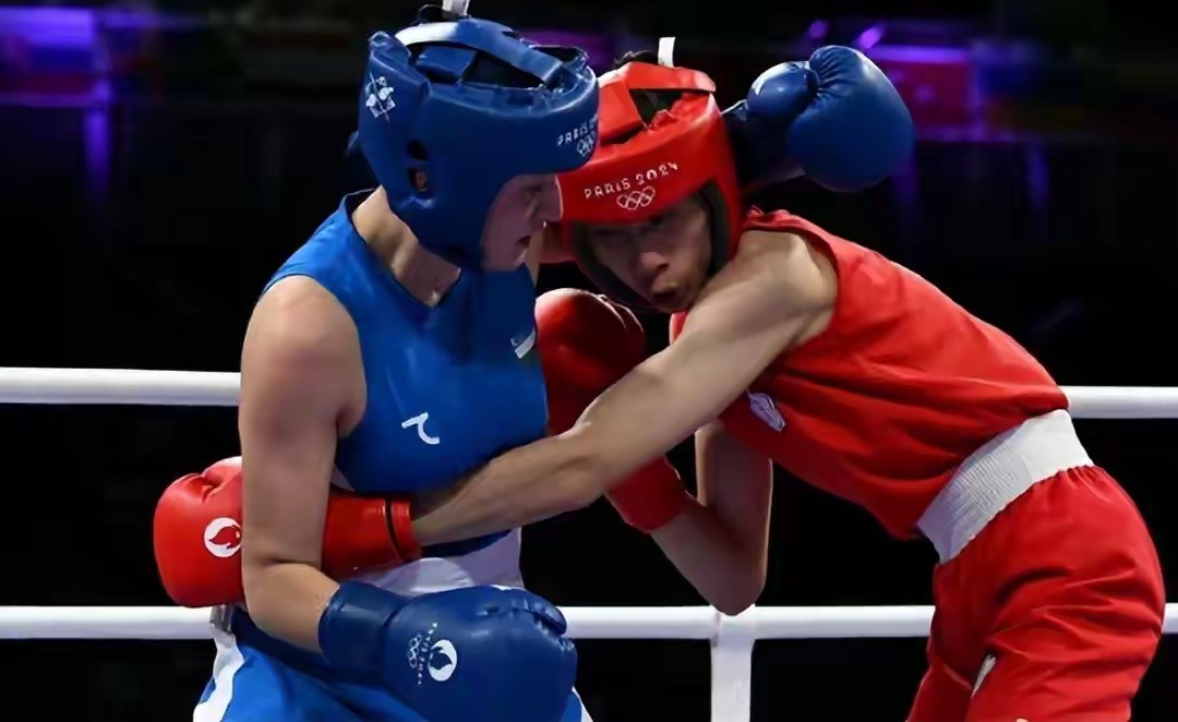 泰国拳击选手犀利出击，轻松击败对手晋级