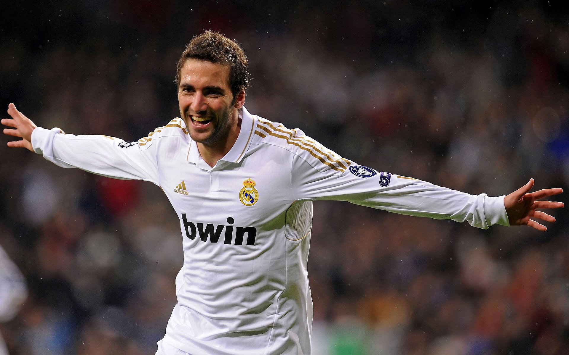 中场磐石加维稳定输出不掉线，波兰利刃出鞘斩落紫百合佛罗伦萨